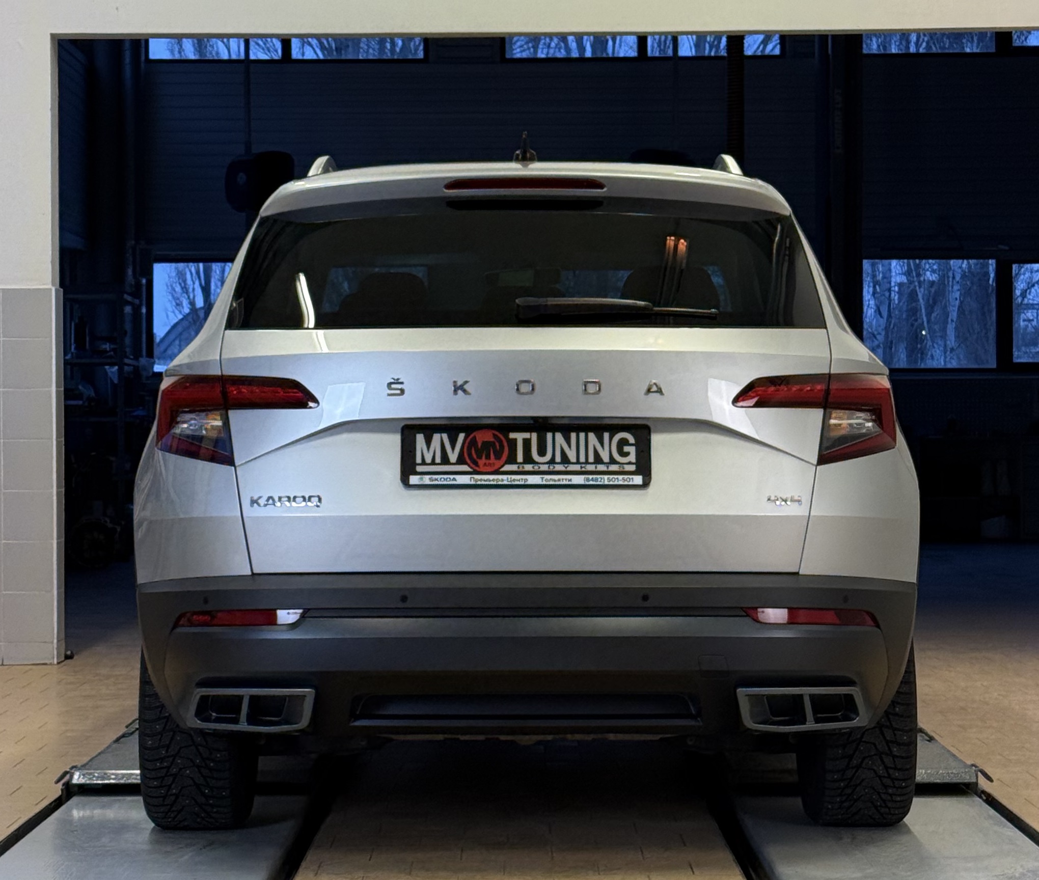 Space Gray. Имитация насадок глушителя(выхлопа) крашенные для Skoda Karoq 2017 - 2021